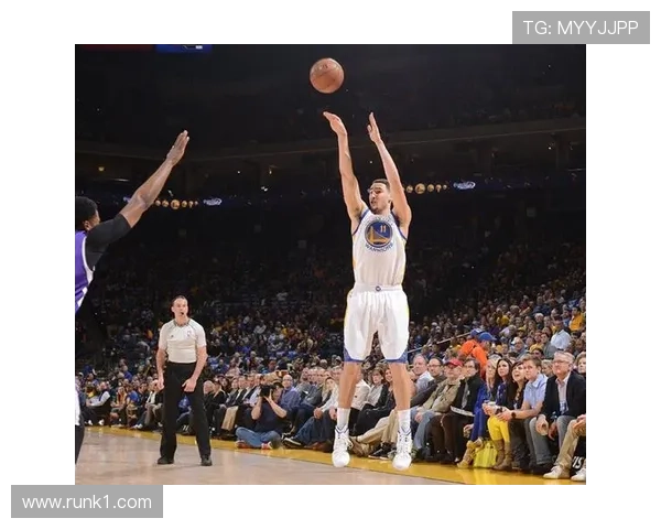 克莱·汤普森靠挡拆三分拉开空间，提高球队关键时刻得分效率