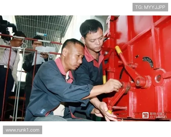 郭昊文训练间竟然随身带现金卡，感觉工资比我工资袋还鼓！